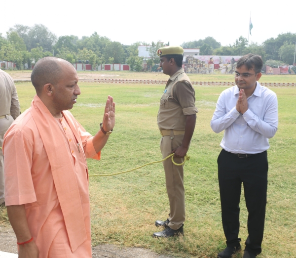 मुख्यमंत्री योगी का अभिवादन करते डीएम वाराणसी
