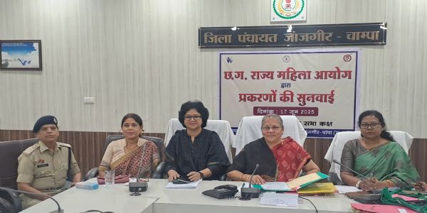 छत्तीसगढ़ राज्य महिला आयोग की अध्यक्ष एवं सदस्यों ने प्रकरणों की जनसुनवाई