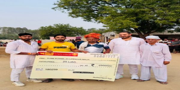 यू मुंबा के कप्तान सुनील कुमार ने कोच को दिया 25 लाख रुपये का सम्मान
