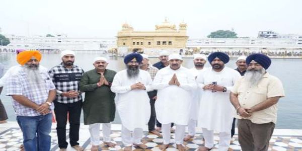 उप-मुख्यमंत्री मुकेश अग्निहोत्री ने स्वर्ण मंदिर में शीश नवाया