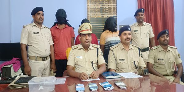 चार एण्ड्रॉयड मोवाइल व अन्य सामान के साथ तीन साइबर अपराधी गिरफ्तार