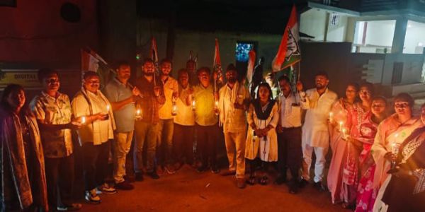 निगम क्षेत्र के विभिन्न वार्डों में बंद हुई स्ट्रीट लाइट, कांग्रेस ने दीप व मोमबत्ती जलाकर किया प्रदर्शन
