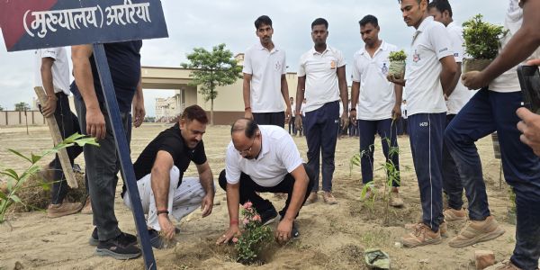 निर्माणाधीन पुलिस लाइन में एसपी समेत पुलिसकर्मियों ने किया वृक्षारोपण