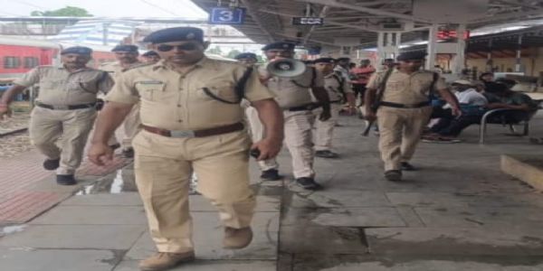 आरपीएफ ने रेलयात्रियों के बीच चलाया जागरूकता अभियान