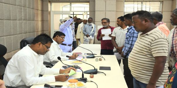 बलरामपुर : जनदर्शन में कलेक्टर ने आमजनों की सुनी समस्याएं