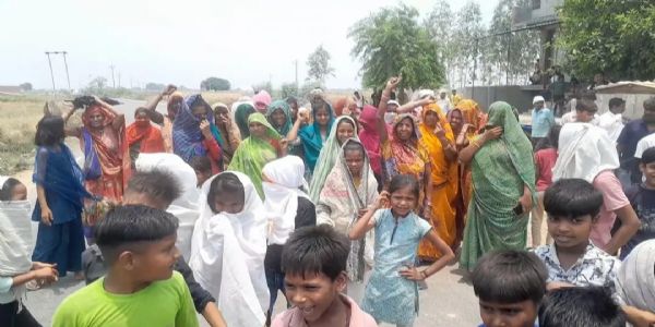 शराब की दुकान खोले जाने के विरोध में सड़कों पर उतरे ग्रामीण, किया हंगामा