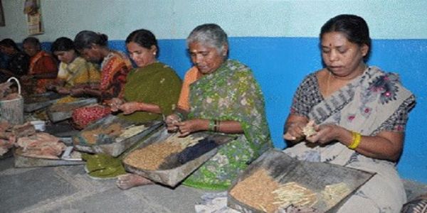 श्रम मंत्रालय की योजनाओं से 50 लाख से अधिक असंगठित श्रमिकों को मिली राहत