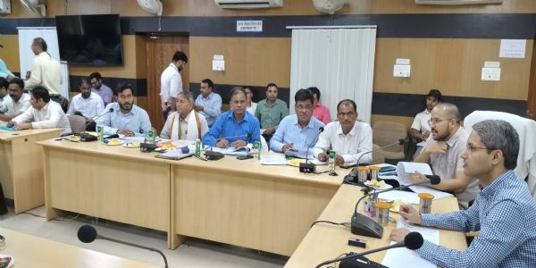 फतेहपुर में विलुप्त प्राय नदियाें के पुनरुद्धार के लिए अधिकारियाें ने किया मंथन