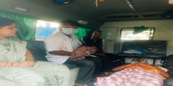 स्वास्थ्यकर्मियों ने एंबुलेंस में कराया सुरक्षित प्रसव