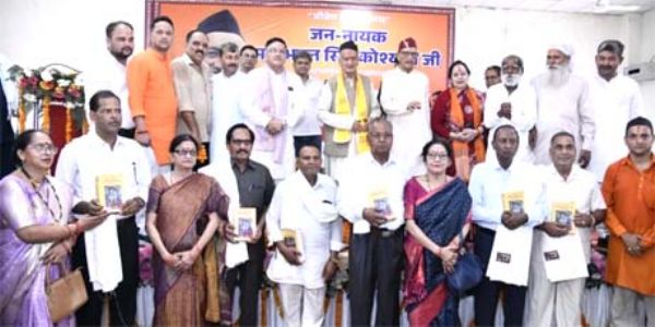 कोश्यारी के जन्मदिन पर मेधावी छात्र और सेवानिवृत्त कर्मी हुए सम्मानित