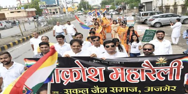 जैन संतों और साध्वियों पर हमले के विरोध में जैन समाज ने निकाला मौन जुलूस