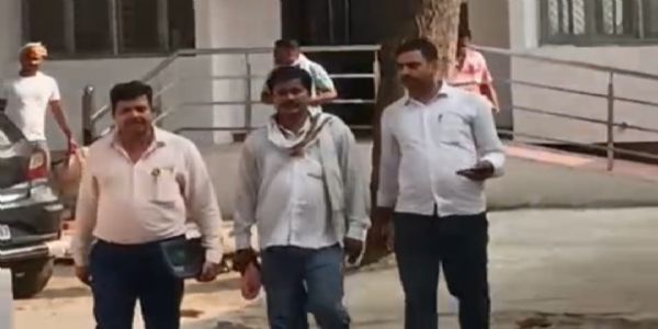 एंटी करप्शन ने रिश्वत लेते लेखपाल को पकड़ा