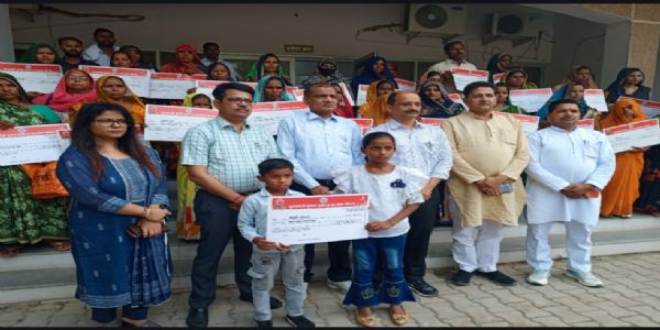 कन्नौज: कृषक दुर्घटना बीमा योजना के 107 लाभार्थियों को डीएम ने बांटे सवा पांच करोड़
