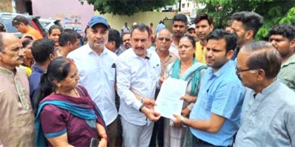 नालों की दिशा परिवर्तन की उठी मांग, तोड़फोड़ के नोटिस सेे हजारों परिवारों पर संकट