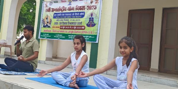 चंबल किनारे योगाभ्यास कर हरित योग का दिया संदेश