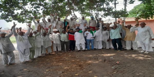 जींद : किसानों ने बिजली निगम कार्यालय पहुंच कर जताया रोष