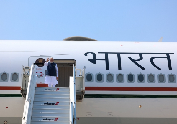 भारतीय प्रधानमंत्री नरेन्द्र मोदी साइप्रस की यात्रा पूरी कर इसी विशेष विमान से कनाडा के कैलगरी पहुंचे। वो यहां जी-7 शिखर सम्मेलन में हिस्सा लेंगे। यह तस्वीर साइप्रस से रवाना होते समय की है। फोटो-पीएमओ इंडिया एक्स हैंडल से साभार। भारतीय प्रधानमंत्री नरेन्द्र मोदी साइप्रस की यात्रा पूरी कर इसी विशेष विमान से कनाडा के कैलगरी पहुंचे। वो यहां जी-7 शिखर सम्मेलन में हिस्सा लेंगे। यह तस्वीर साइप्रस से रवाना होते समय की है। फोटो-पीएमओ इंडिया एक्स हैंडल से साभार।