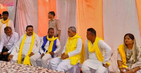 जमालपुर के मुचखानी गांव में मौजूद पंचायतोंराज मंत्री ओमप्रकाश राजभर