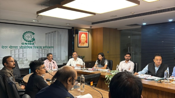 बैठक लेते प्रमुख सचिव