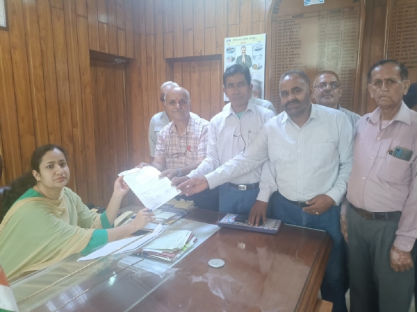 पथ परिवहन पेंशनर कल्याण संघ सिरमौर  ने अपनी मांगों का राज्य पाल  को  प्रेषित किया ज्ञापन