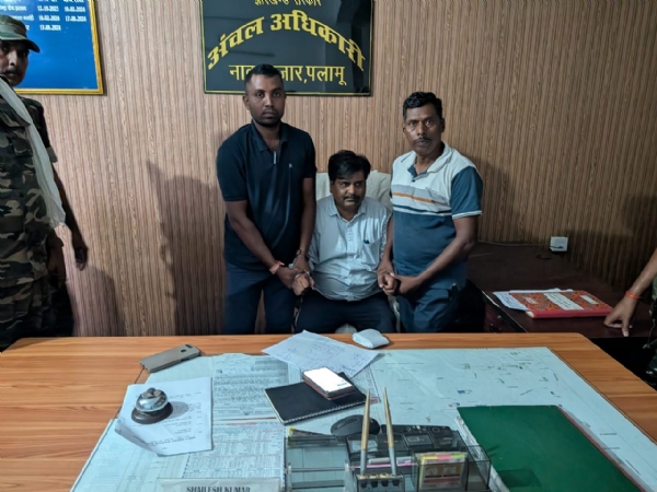 सीओ को गिरफ्तार करती एसीबी की टीम