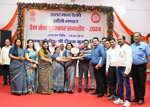 रेल सेवा पुरस्कार देते डीआरएम