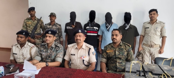 प्रेसवार्ता  करते डीएसपी अनिमेष गुप्ता