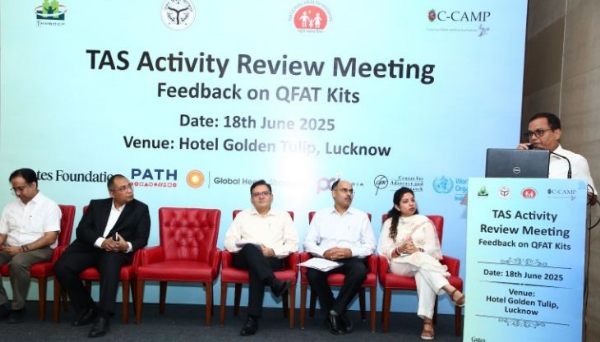 समीक्षा बैठक करते स्वास्थ्य विभाग के अधिकारी