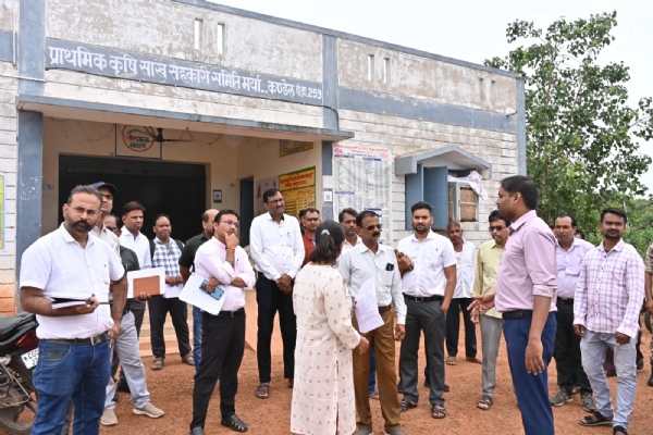 गौरव ग्राम कण्डेल में ग्रामीणों से चर्चा करते हुए कलेक्टर अबिनाश मिश्रा।