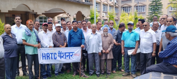 एचआरटीसी के सेवानिवृत्त कर्मचारी ज्ञापन सौंपने के बाद।