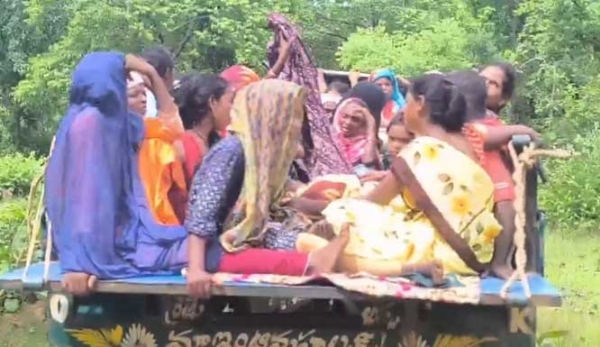 पोस्टमार्टम के बाद शव ले जा रहे परिजन