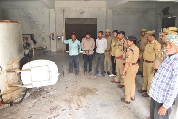 गांजे को नष्ट करते पुलिसकर्मी