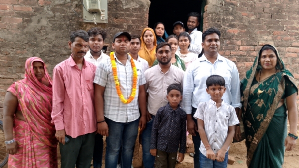 सूरज के घर पर बधाई देने वालों का लगा तांता।