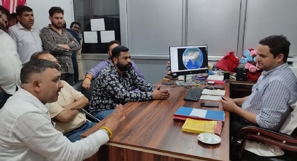डीएमआ सांबा से मिलते टिपपर यूनियन के नेता्