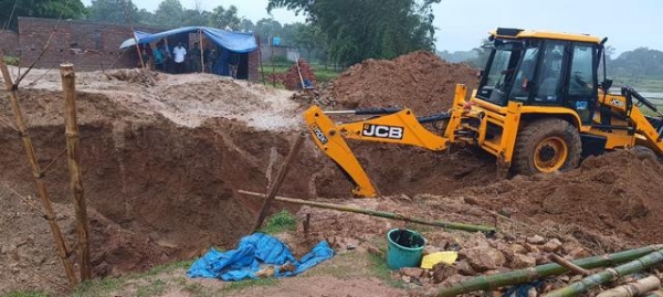 निर्माणाधीन कुआं की मिट्टी धंसी, दबकर दो बच्चों की मौत