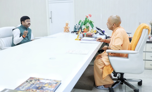 मुख्यमंत्री योगी से शिष्टाचार भेंट करते औद्योगिक मंत्री नंदी