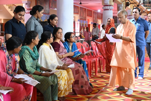 दूर दराज से आए हुए सभी फरियादियों की बारी बारी से सुनी समस्याएं, त्वरित निस्तारण के सम्बंधित को दिए निर्देश