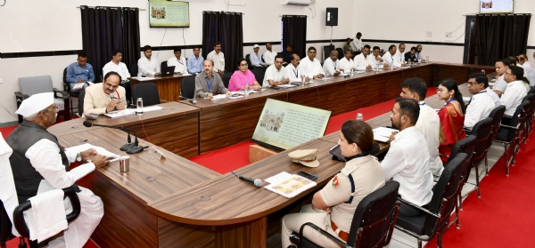 राज्यपाल हरिभाऊ बागडे ने झालावाड़ में ली जिला स्तरीय अधिकारियों की समीक्षा बैठक