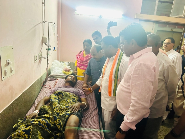 घायल का हाल-चाल पूछते हुए प्रदेश कांग्रेस कमेटी अध्यक्ष दीपक बैज व अन्य