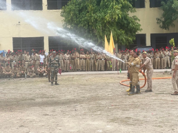 प्रशिक्षण लेते कैडेट प्रशिक्षण लेते कैडेट