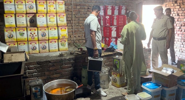 घी फैक्ट्री व गोदाम की जांच करते सीएम फ्लाइंग व खाद्य सुरक्षा विभाग के अधिकारी।