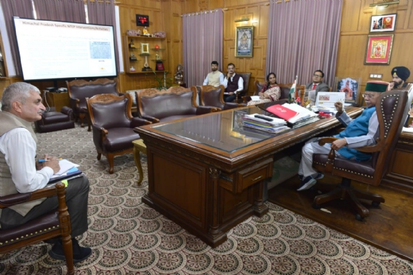 राज्यपाल समीक्षा करते हुए