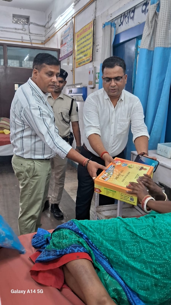 अररिया फोटो:एसडीएम और अस्पताल प्रबंधक जच्चा बच्चा किट का वितरण करते