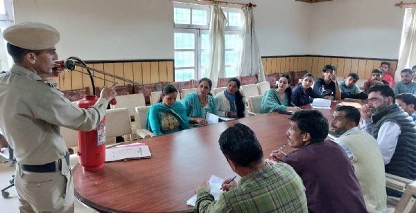 मंडी जिला के करसोग स्थित ठाकुर थाना में स्वयंसेवियों को आग बुझाने का प्रशिक्षण देते हुए।