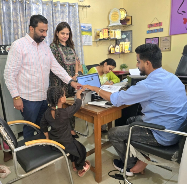 झुग्गी झोपड़ी में रहने वाले वंचित बच्चों के पुनर्वास के लिए आधार शिविर का आयोजन किया