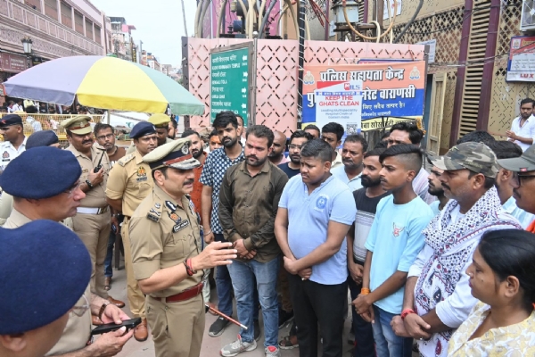 पुलिस कमिश्नर पैदल गश्त करते हुए