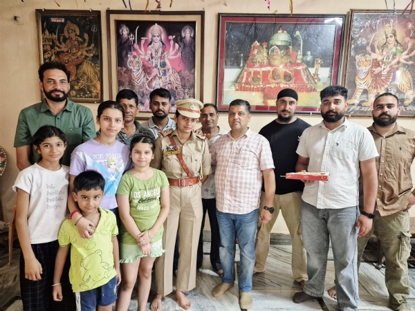 विधायक मढ़ सुरिंदर कुमार ने साहिल रकवाल और श्रेया शर्मा को सम्मानित किया