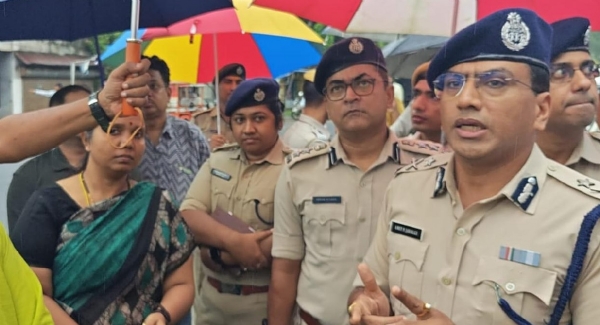 निरीक्षण के दौरान अधिकारी
