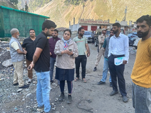 बालटाल ट्रैक पर सफाई व्यवस्थाओं का जायजा लेने पहुंचीं ग्रामीण स्वच्छता निदेशक अनु मल्होत्रा