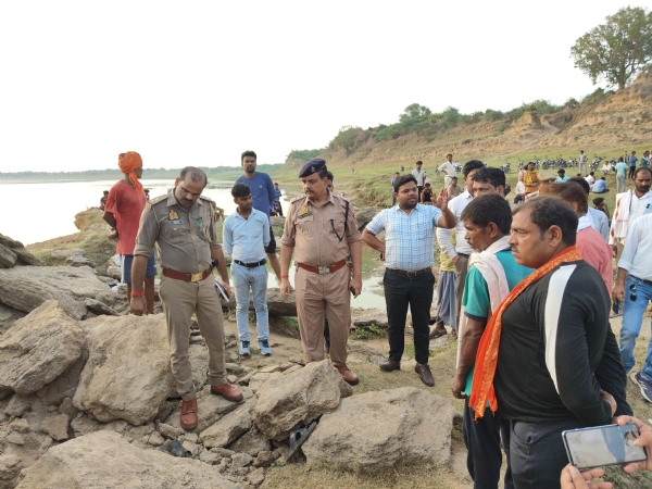 चरवाहों को टीले से बाहर निकालते ग्रामीण व पुलिस